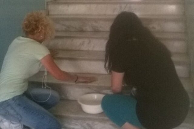 Μαμάδες ανέλαβαν χρέη καθαρίστριας σε σχολείο της Λάρισας