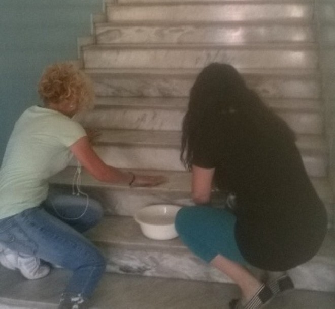 Μαμάδες ανέλαβαν χρέη καθαρίστριας σε σχολείο της Λάρισας