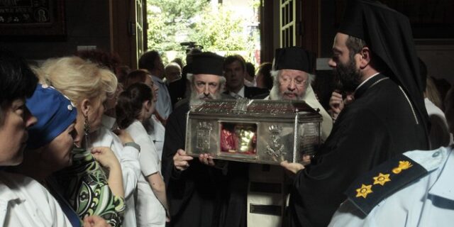 Βουλευτές του ΣΥΡΙΖΑ ζητούν να καταργηθεί η μεταφορά του Αγίου Φωτός και των λειψάνων Αγίων