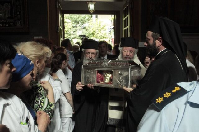 Βουλευτές του ΣΥΡΙΖΑ ζητούν να καταργηθεί η μεταφορά του Αγίου Φωτός και των λειψάνων Αγίων