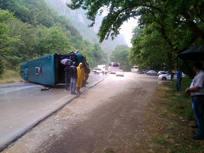 Λεωφορείο των ΚΤΕΛ ανετράπη στην Εθνική Οδό Αντιρίου-Ιωαννίνων