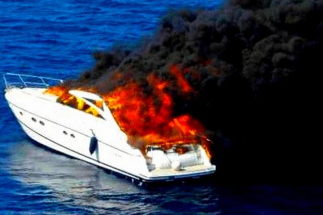 Σώοι οι 11 επιβαίνοντες θαλαμηγού που βυθίστηκε μεταξύ Θήρας και Ίου