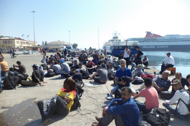 Τριτοκοσμικές εικόνες στη Μυτιλήνη: Μετανάστες έχουν ‘καταλάβει’ το λιμάνι