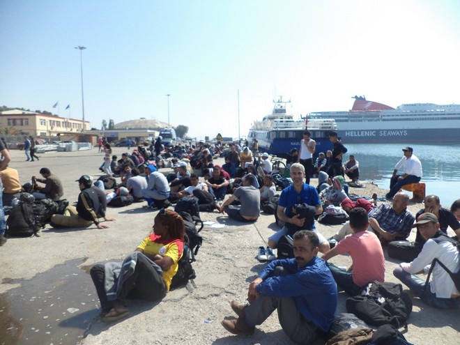 Τριτοκοσμικές εικόνες στη Μυτιλήνη: Μετανάστες έχουν ‘καταλάβει’ το λιμάνι