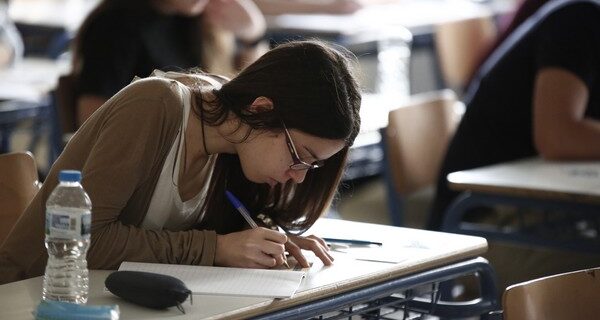 Πανελλήνιες 2015: Με τα μαθήματα κατεύθυνσης συνεχίζονται οι εξετάσεις