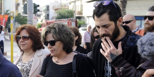 Δίκη Χρυσής Αυγής: Ξεκίνησε η δίκη. Λιποθύμησε η αδελφή του Παύλου Φύσσα