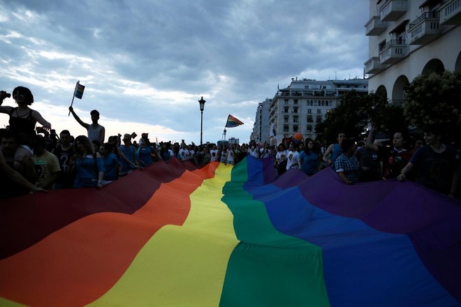 Έρευνα για την ομοφυλοφιλία στην Ελλάδα: Υπέρ του συμφώνου συμβίωσης το 70%, αλλά ‘κατά’ των υιοθεσιών