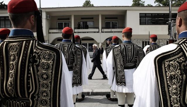 Φωτορεπορτάζ: Επίσκεψη Παυλόπουλου στην Προεδρική Φρουρά