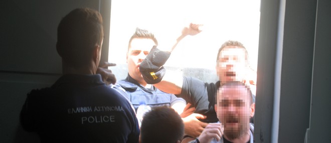 Δίκη Χρυσής Αυγής: Χάος στην αίθουσα με συνθήματα αντιεξουσιαστών και μπουκάλια