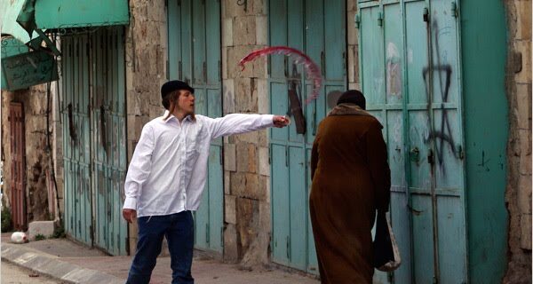 Μία εικόνα 1000 λέξεις: Ο Εβραίος που επιτίθεται στην Παλαιστίνια