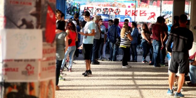 Πανελλήνιες 2015: Απαιτητική η Ηλεκτρολογία. Αντικαταστάθηκαν ασκήσεις στα Λατινικά. Βατές η Χημεία και η Ανάπτυξη Εφαρμογών