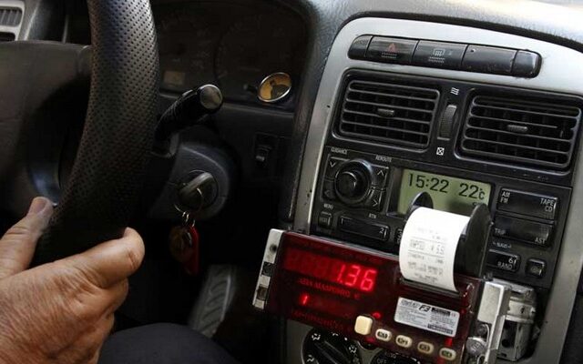 Μαζικές συλλήψεις οδηγών ταξί για ‘πειραγμένα’ ταξίμετρα