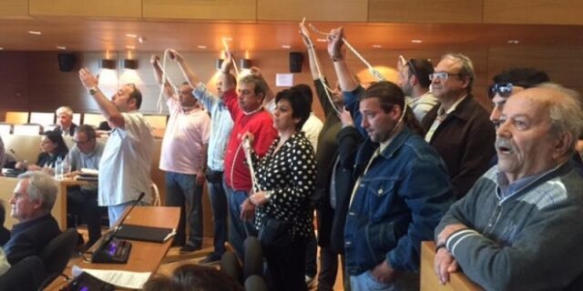 Βίντεο: Μέλη των ΑΝΕΛ εισέβαλαν με θηλιές στο λαιμό στο δημοτικό συμβούλιο Θεσσαλονίκης