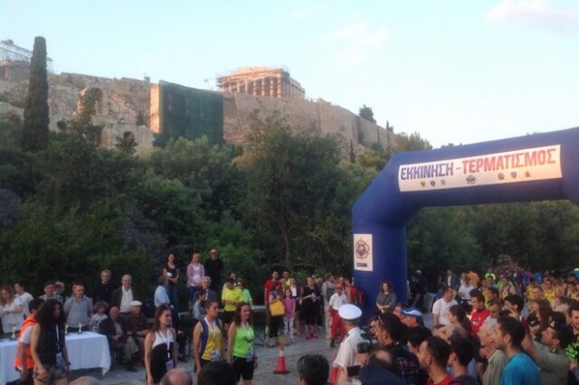 Είπαν ‘Ποτέ πια ναζισμός’ τρέχοντας σε Αθήνα και Δίστομο