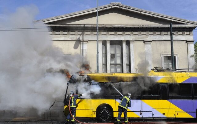 Πυρπόλησαν τρόλεϊ έξω από το Πολυτεχνείο