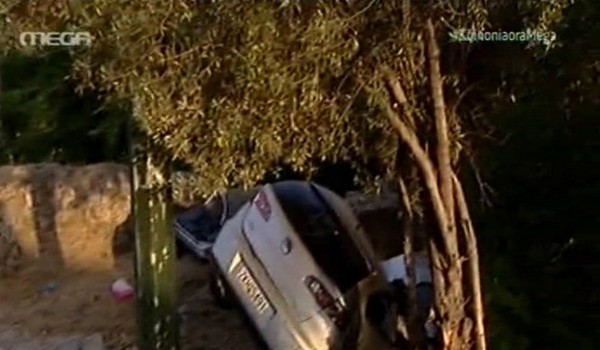 Απίστευτο τροχαίο: Πετάχτηκε από το καπό η μηχανή του αυτοκινήτου