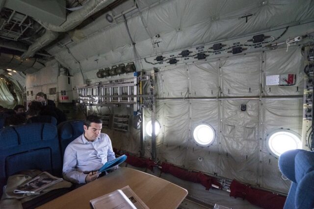 Ετοιμοπόλεμος ο Τσίπρας. Καρέ καρέ το ταξίδι με C-130 στη Σύνοδο Κορυφής