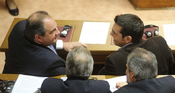 Γιατί ανησυχεί ο Κώστας Καραμανλής και γιατί συνιστά στον Αλέξη Τσίπρα να μην καθυστερεί