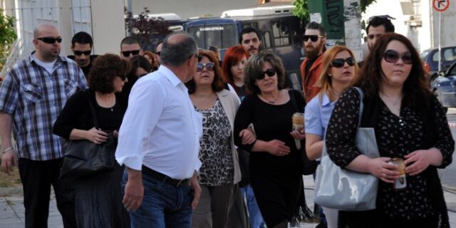 Δίκη Χρυσής Αυγής: “Θέλω να τον δω”. Η μητέρα του Φύσσα προσπάθησε να πλησιάσει τον Γιώργο Ρουπακιά