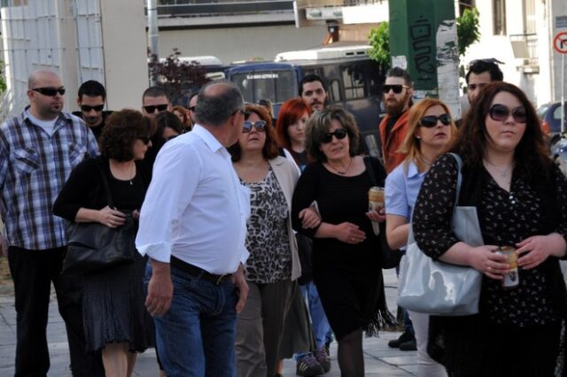 Δίκη Χρυσής Αυγής: “Θέλω να τον δω”. Η μητέρα του Φύσσα προσπάθησε να πλησιάσει τον Γιώργο Ρουπακιά