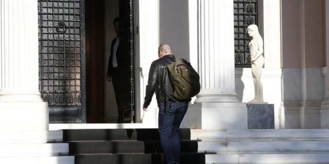 Συνάντηση Τσίπρα με Βαρουφάκη και Τσακαλώτο για τη διαπραγμάτευση