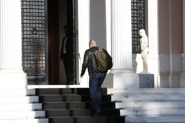 Συνάντηση Τσίπρα με Βαρουφάκη και Τσακαλώτο για τη διαπραγμάτευση