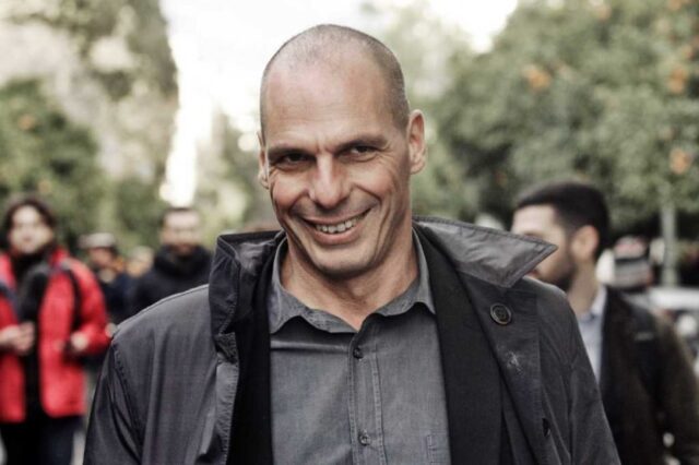 Βίντεο: Φτύνουν τον Βαρουφάκη για να μην τον πιάνει το κακό μάτι