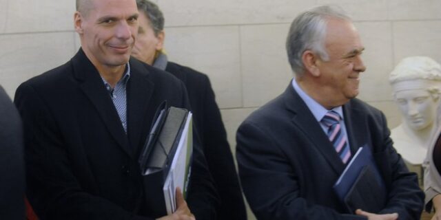 Πυρετός ζυμώσεων στο οικονομικό επιτελείο – Κρίσιμη σύσκεψη Βαρουφάκη, Δραγασάκη, Τσακαλώτου με το βλέμμα στο Brussels Group