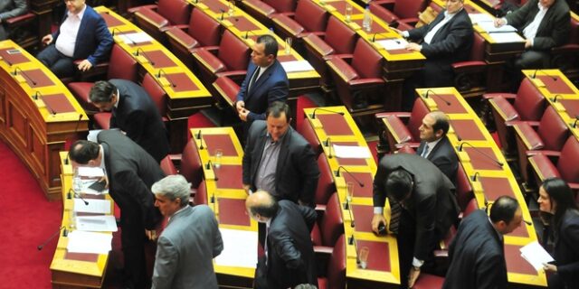 Αποχώρησαν από τη Βουλή ΝΔ – ΠΑΣΟΚ διαμαρτυρόμενοι για τη ‘βροχή’ τροπολογιών στο νομοσχέδιο Κατρούγκαλου