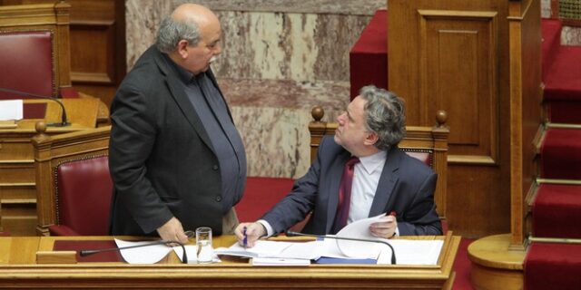 Ανέβηκαν οι τόνοι στη Βουλή πριν την ψήφιση του νομοσχεδίου για τη δημόσια διοίκηση