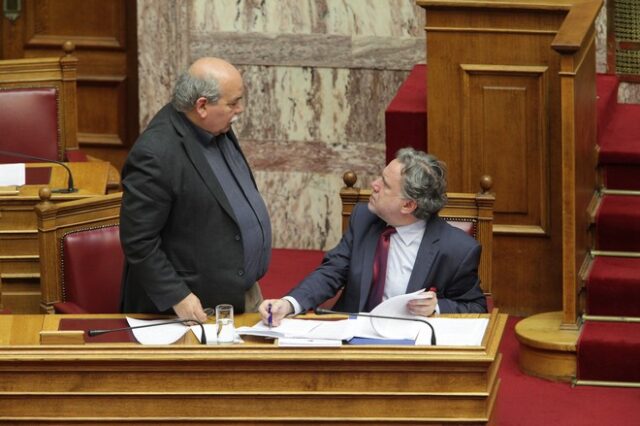 Ανέβηκαν οι τόνοι στη Βουλή πριν την ψήφιση του νομοσχεδίου για τη δημόσια διοίκηση
