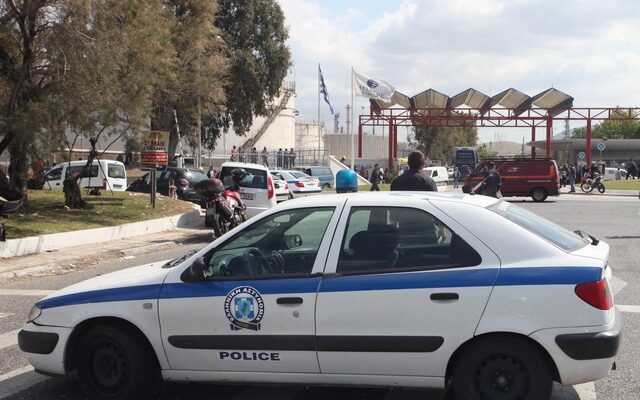 Συμμορία έκλεβε κινητά από ανήλικους στα νότια προάστια