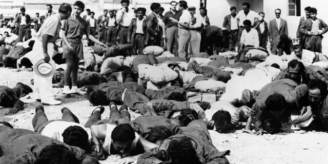 Μία εικόνα 1000 λέξεις: Έλληνες αιχμάλωτοι επιστρέφουν το 1956 από την Αλβανία