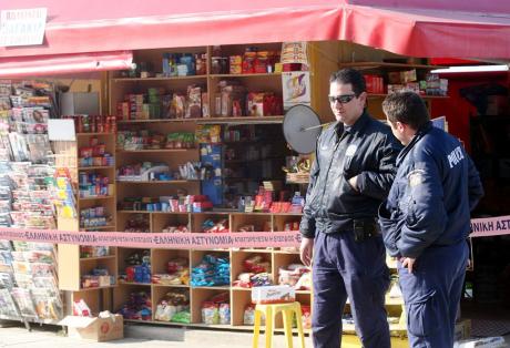 Λήστεψαν το περίπτερο και έφυγαν και με ένα βαν γεμάτο τσιγάρα