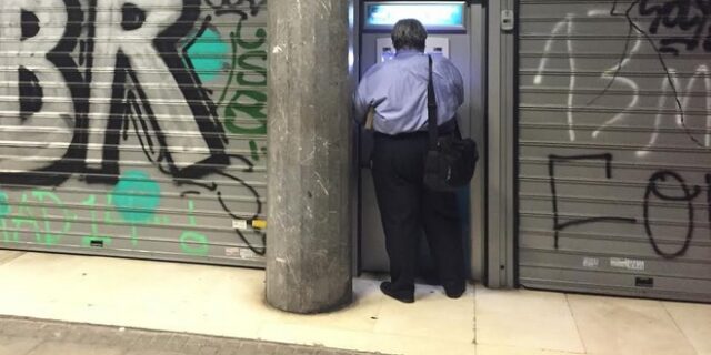 Πόσα χρήματα έκαναν ‘φτερά’ από τις ελληνικές τράπεζες