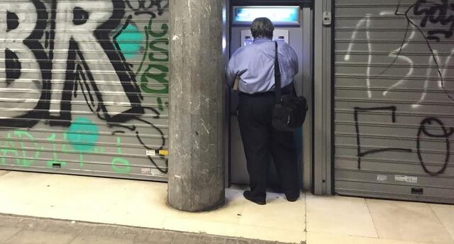 Πόσα χρήματα έκαναν ‘φτερά’ από τις ελληνικές τράπεζες