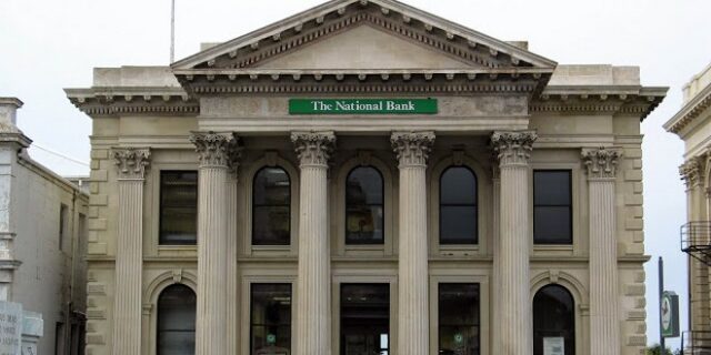 Μηχανή του Χρόνου: Γιατί οι τράπεζες σε όλο τον κόσμο μοιάζουν με αρχαίους ναούς; Μόνο τυχαίο δεν είναι