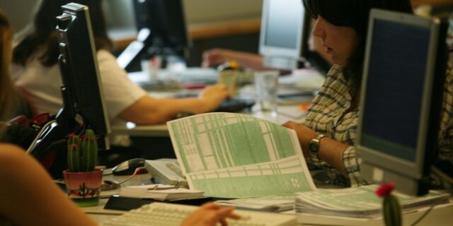 ‘Καίει’ τα μεσαία εισοδήματα η έκτακτη εισφορά αλληλεγγύης. Όλοι οι συντελεστές