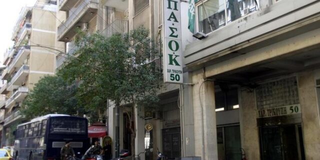 Επίθεση με μολότοφ στα γραφεία του ΠΑΣΟΚ. Κάηκε βαν της ΕΡΤ