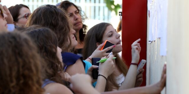 Βάσεις 2015: Πόσοι αρίστευσαν και πόσοι έγραψαν από 0-10 σε όλες τις κατευθύνσεις