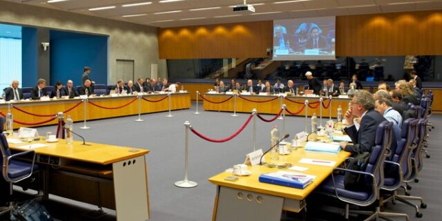 Το δραματικό παρασκήνιο του Eurogroup, τα υποτιμητικά σχόλια και τα νέα τελεσίγραφα