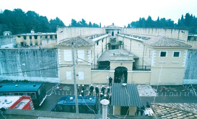 Βγήκε από τη φυλακή και σκότωσε τη γυναίκα του μπροστά στα παιδιά τους