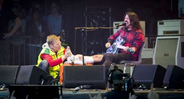 Foo Fighters: Έσπασε το πόδι του στη σκηνή, αλλά επέστρεψε στη συναυλία!