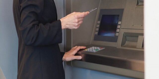 Τα ‘αστρονομικά’ ποσά που κερδίζουν οι τράπεζες από τα τέλη υπερανάληψης