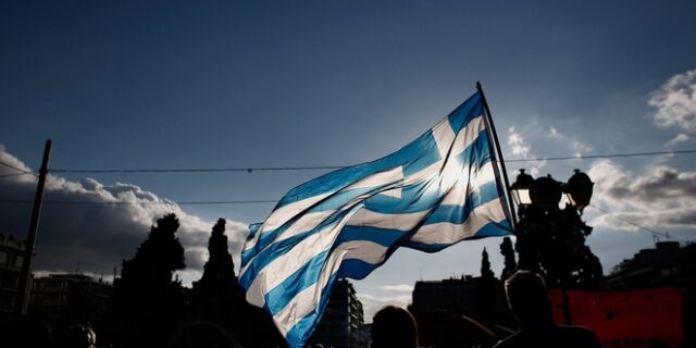 Bloomberg: Υπάρχει τρόπος η Ελλάδα να πάρει χρήματα χωρίς έγκριση της συμφωνίας από τα κοινοβούλια