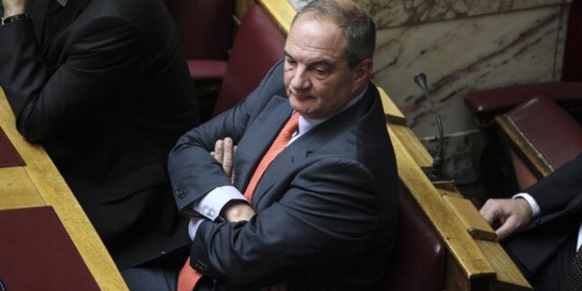Ηχηρή παρέμβαση Καραμανλή υπέρ παραμονής στην Ευρώπη: ‘Άφρονες επιλογές εξωθούν τη χώρα σε περιπέτειες’