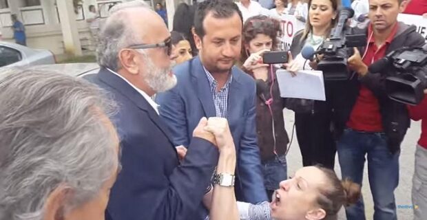Συγκλονιστικό βίντεο: Μητέρα πέφτει στα πόδια του Κουρουμπλή για το 1,5 έτους βρέφος της