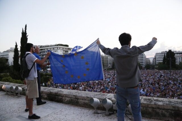 Χιλιάδες κόσμου διαδήλωσε με σύνθημα ‘Μένουμε Ευρώπη’