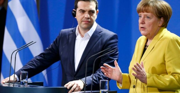 Spiegel: Το θέατρο του παραλόγου της Ευρώπης αναμειγνύεται με την ελληνική τραγωδία. Φταίει η σκηνοθέτιδα Μέρκελ