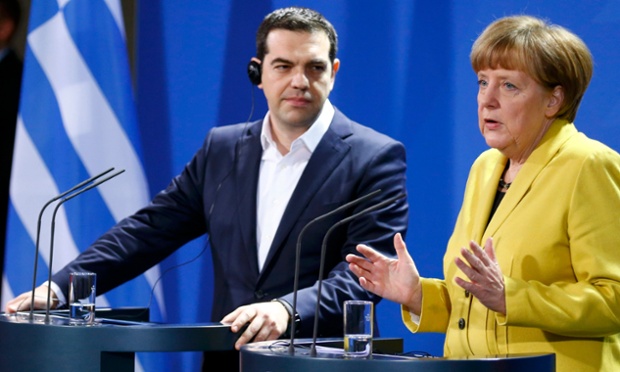 Spiegel: Το θέατρο του παραλόγου της Ευρώπης αναμειγνύεται με την ελληνική τραγωδία. Φταίει η σκηνοθέτιδα Μέρκελ